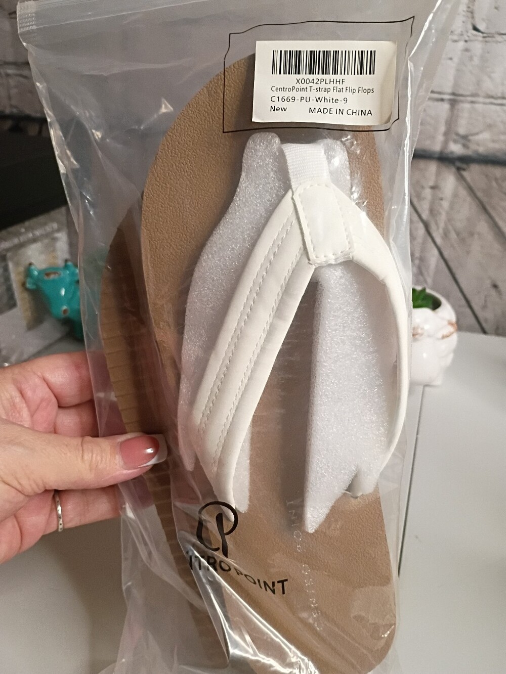 CentroPoint Women's T-strap Flat Flip Flops New In Package Size 9 - Picture 3 of 5